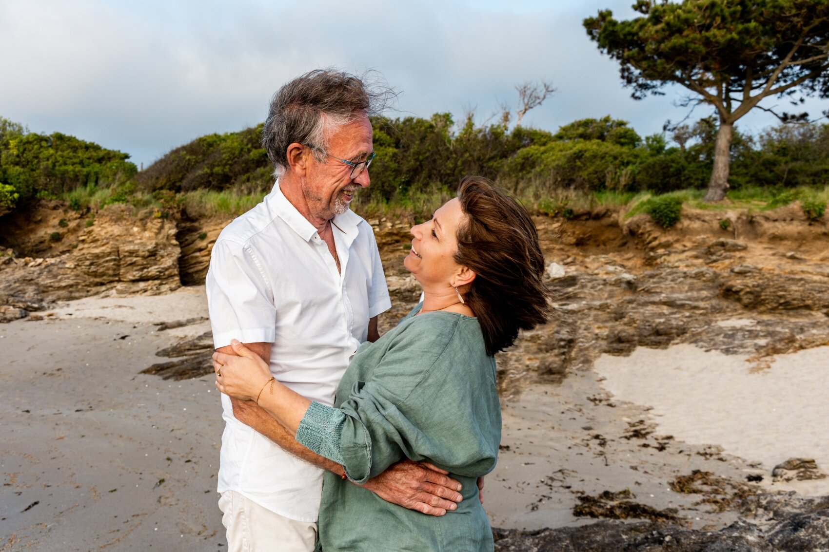 photographe couple amoureux bord de mer bretagne plage ameliegraphie