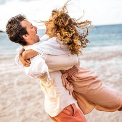 photographe mariage shooting lifestyle engagement amoureux fiancailles bord de mer saint malo dinan dinard dynamique ameliegraphie