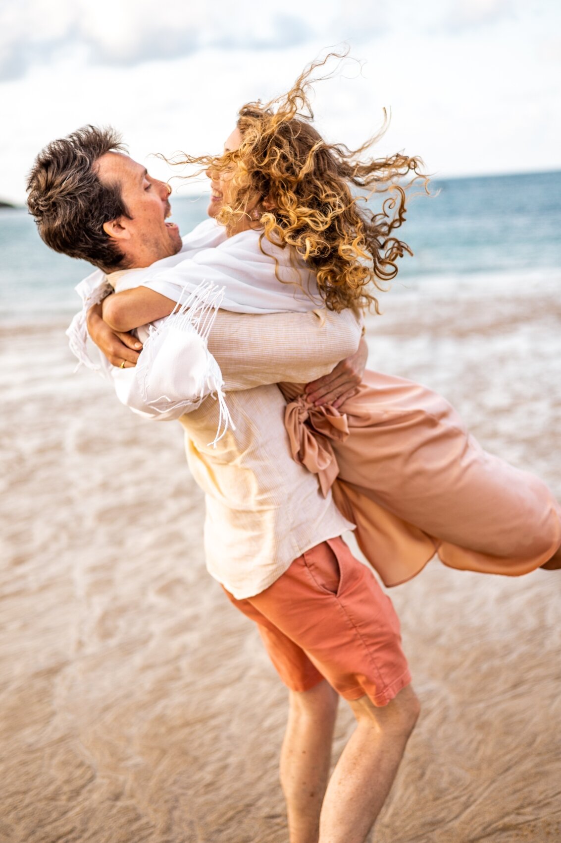 photographe mariage shooting lifestyle engagement amoureux fiancailles bord de mer saint malo dinan dinard dynamique ameliegraphie