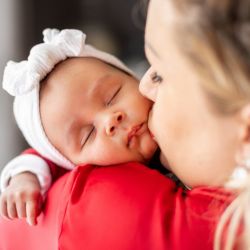 photographe nouveau ne bebe famille domicile seance lifestyle bretange dinan evran rennes amour ameliegraphie