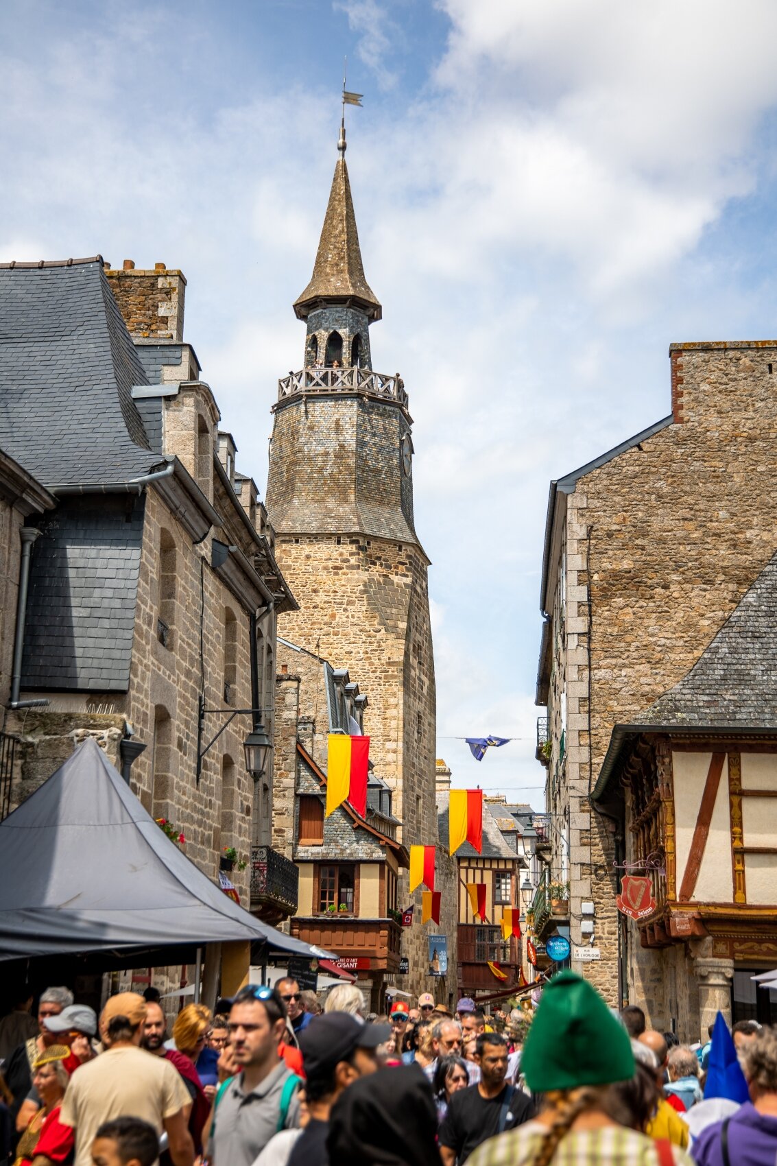 photographe reportage fete des remparts dinan medievale centre historique tour horloge ameliegraphie