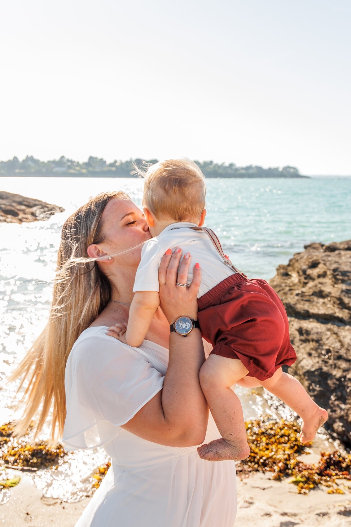 photographe seance famille bord de mer dinard saint malo bretagne soleil maman joie ameliegraphie