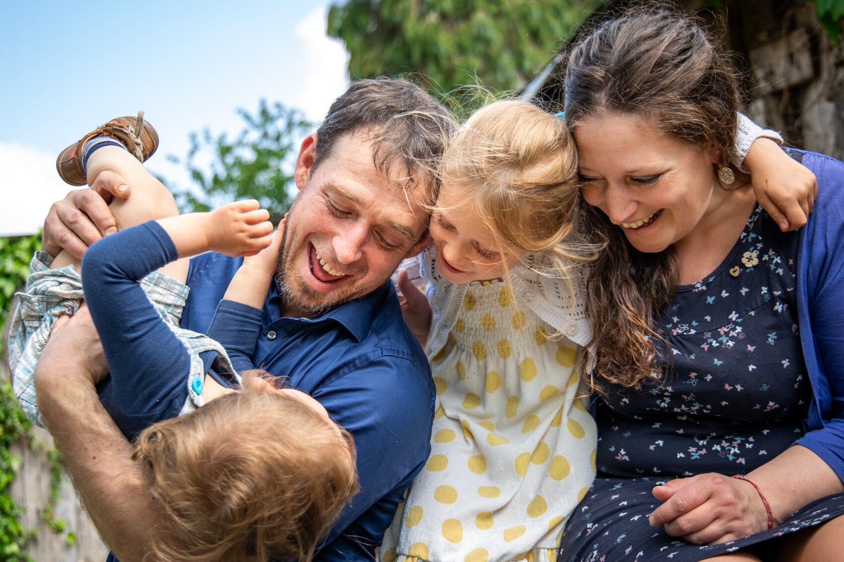 photographe seance famille domicile dinan evran bretagne jardin joyeux amour fun naturel spontane ameliegraphie