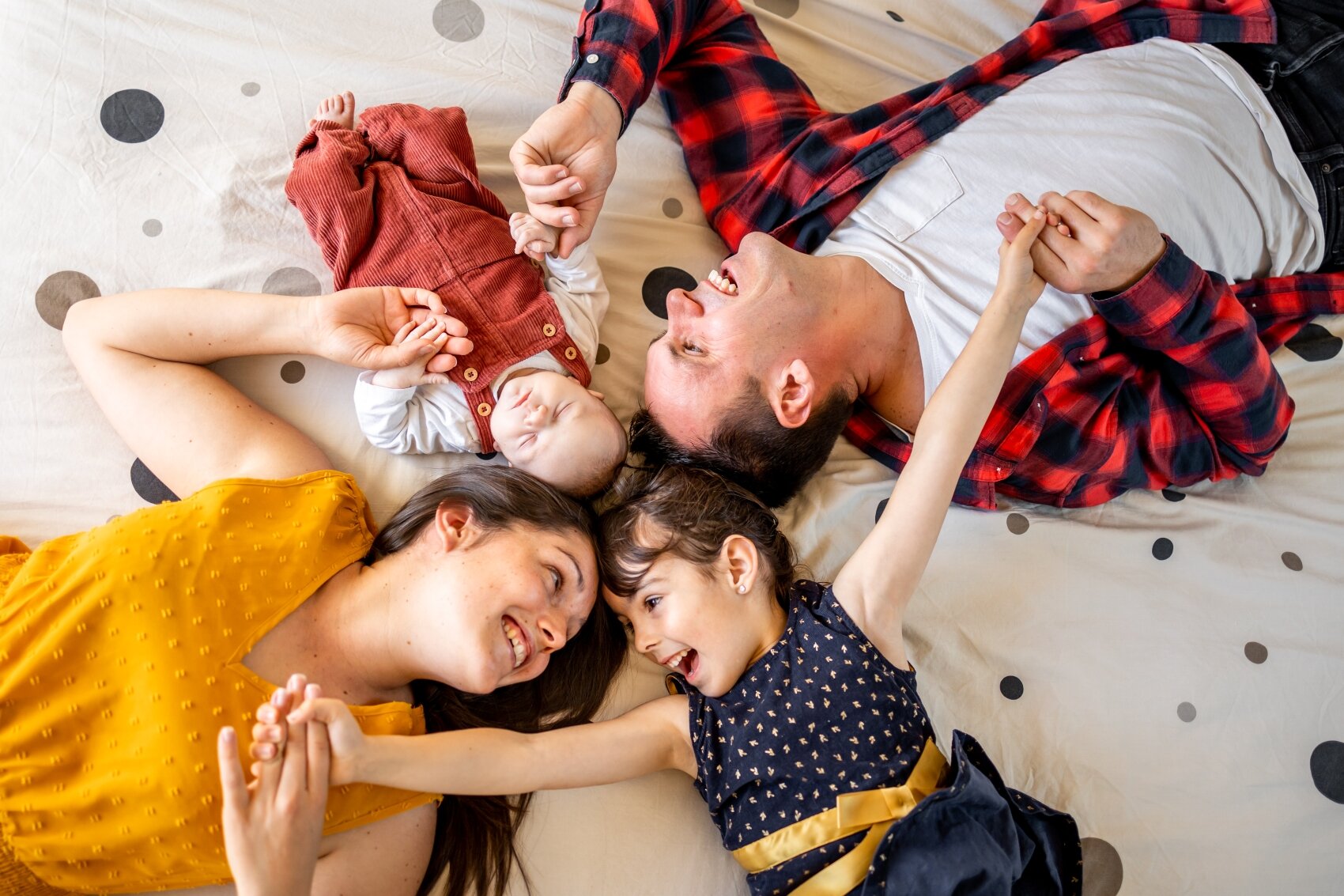 photographe seance famille domicile interieur parents bebe fille fun joyeux ameliegraphie