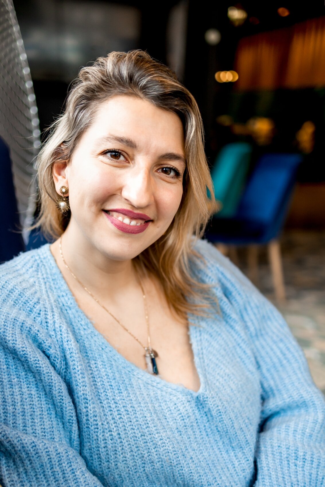 photographe seance portrait naturel femme interieur cafe bretange saint malo dinard dinan ameliegraphie