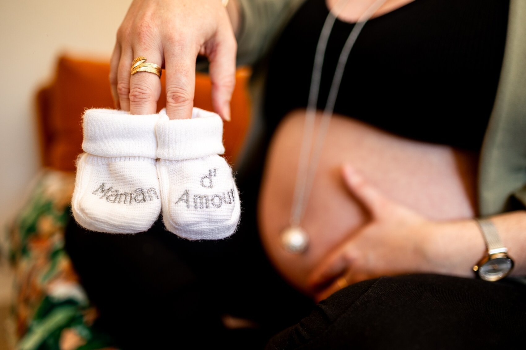 photographe grossesse domicile interieur dinan evran portrait maman chaussons bebe details ameliegraphie