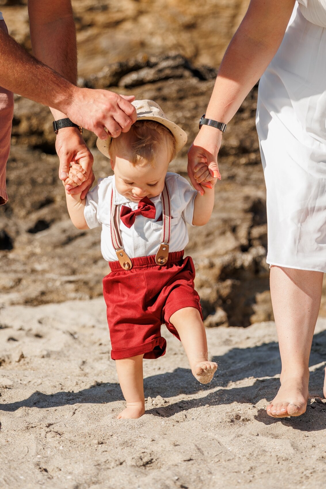 photographe seance famille bord de mer dinard saint lunaire bretagne premiers pas enfant ameliegraphie