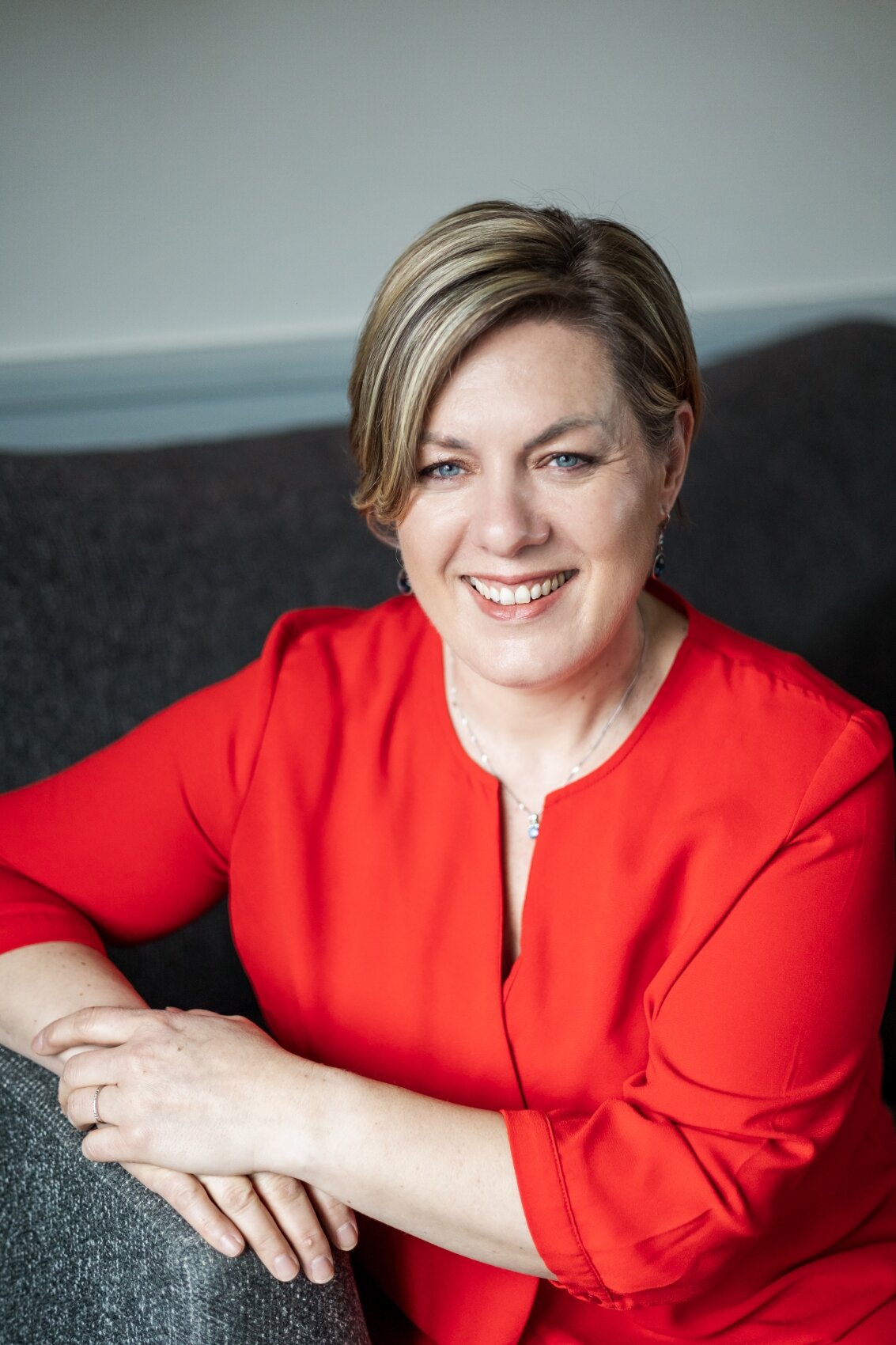 photographe seance portrait gerante entreprise business corporate pose naturelle femme marketing professionnelle dinan rennes ameliegraphie